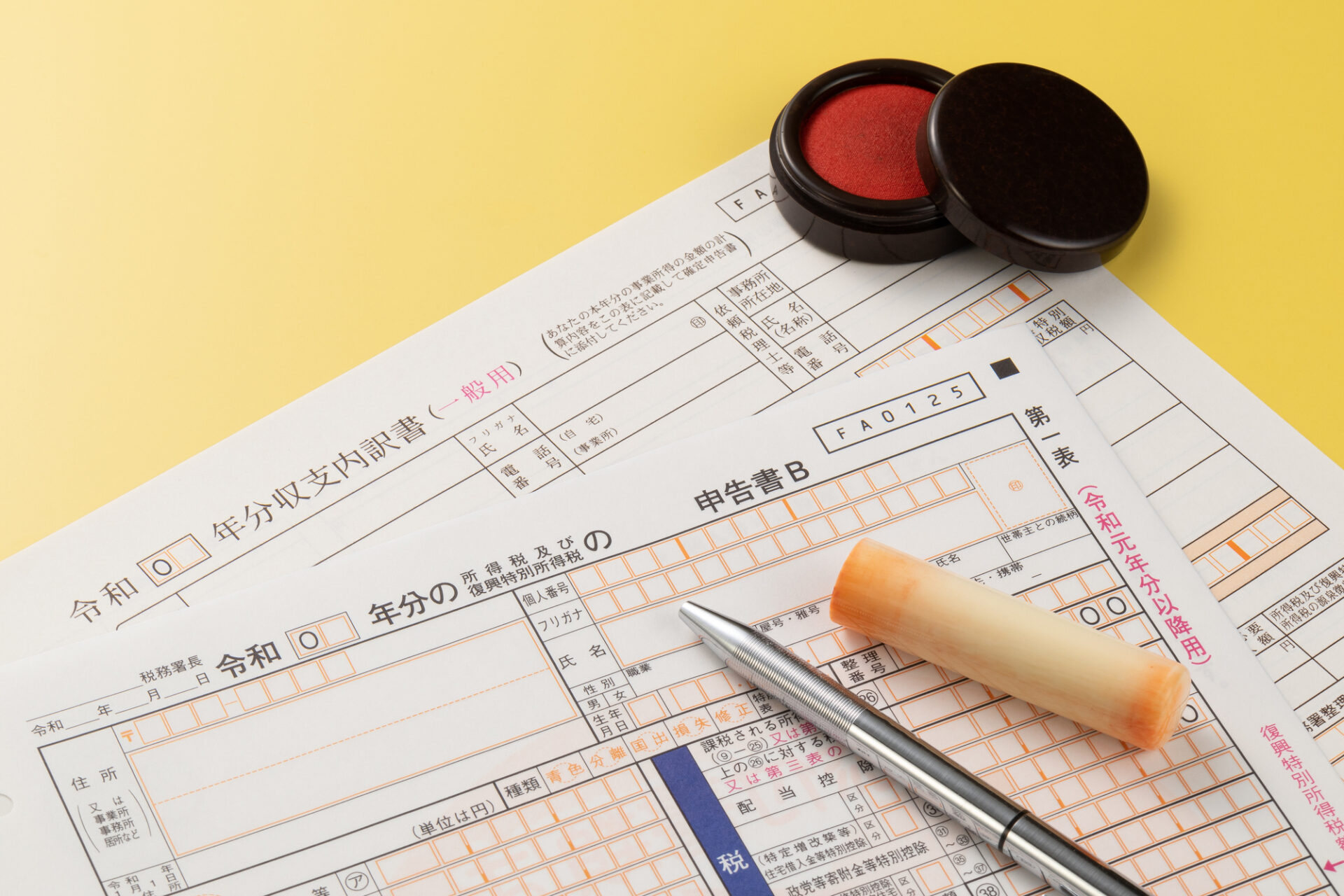 印鑑とペンの画像です